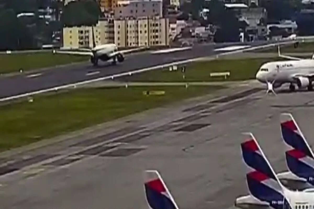 Avião da Azul decolando em Congonhas