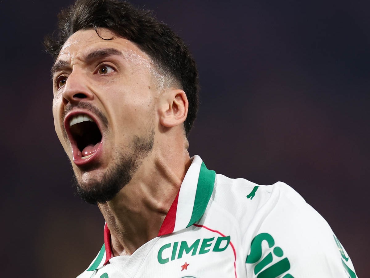 Palmeiras tem início avassalador, bate Athletico com um a menos e dorme na liderança do Brasileirão
